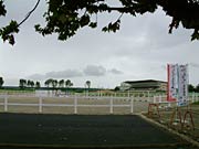 会場の三条競馬場跡地