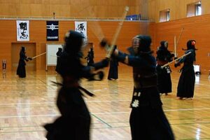 三条高剣道部OB会が母校で恒例の稽古会、亡くなったOB大竹保男さんに黙とう