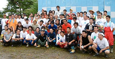 レース参加者やスタッフらとともに記念撮影、真ん中いちばん上が哀川さん