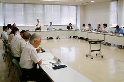 18日開かれた三条市小中一貫教育検討委員会の第1回検討会
