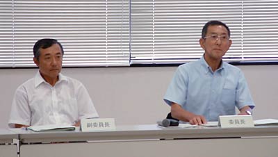 左が副会長に決まった樋浦第三中校長、右が委員長に決まった梨本前教育委員長