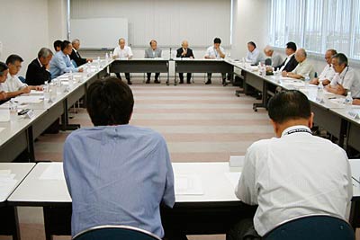 18日開かれた燕三条ブランド検討委員会の第1回検討会