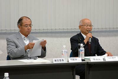 左が副委員長に決まった兼古委員、右が委員長に決まった大山委員