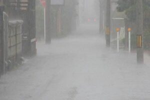 午前8時52分、先がかすんで見えないほどの猛烈な雨