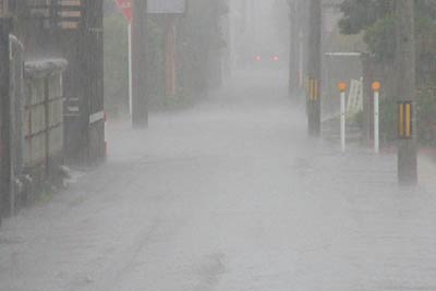 午前8時52分、先がかすんで見えないほどの猛烈な雨