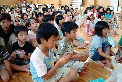 21日、地域にも開放して開かれらた小中川児童クラブ祭