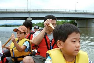 燕市・大曲河川公園からの中ノ口川舟下りを200人近くが体験
