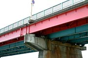 上流側は水色、下流側は赤に塗り分けられているのがわかる燕橋