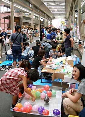 燕市燕地区の商店街を歩行者天国にして開かれた燕笑店街イベント・第8回200mいちび