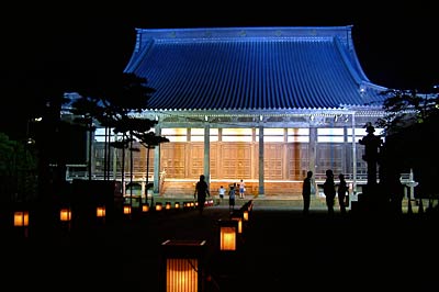 25日行われた「本寺小路あかり物語第四章」でライトアップされた三条別院