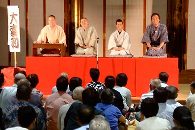 三条別院で行われた「あかり寄席」の大喜利、国定市長(いちばん右)も出演