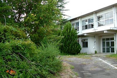 解体工事が始まる前に市民に無償提供する三条高校敷地内の樹木