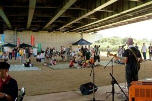 燕市大曲河川公園で開かれた初の音楽イベント「プチロック・フェスティバル’08」に2,000人が来場