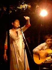 ソフトな歌声で会場を包み込むYaeさん
