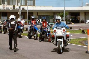 三条セーフティライディングクラブの二輪車安全運転実技講習会を12人が受講して二輪の安全運転を学ぶ