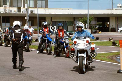 三条セーフティライディングクラブの二輪車安全運転実技講習会で県警交通機動隊白バイ隊員による実技指導