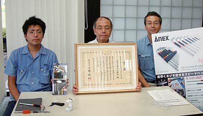 兼古製作所の記者会見、左から野崎開発課長、兼古社長、兼古専務
