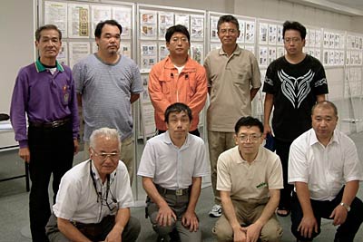 会場で (財)日本郵趣協会新潟県央支部の会員の集合写真