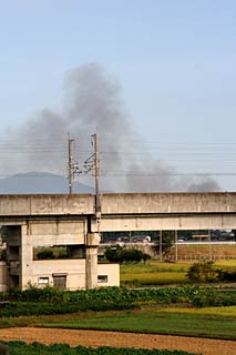  三条市上須頃地内からも見える燕市杣木の建物火災の煙、午前7時54分撮影