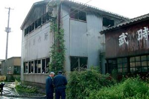 燕市杣木の工業団地で火災、洋食器工場2棟が全半焼