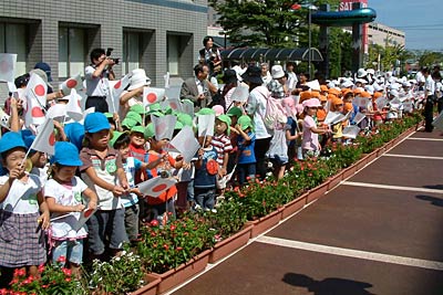 リサーチコア前で両陛下を迎える子どもたち
