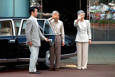 市民に手を振って御料車に乗り込まれる両陛下