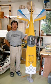 古沢会長と身長を超す全長の大型ラジコン機