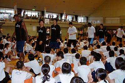 入場する新潟アルビレックスBBの選手