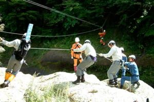 秋の入山シーズンを迎えて三条消防が下田地区で山岳遭難事故を想定した救助訓練
