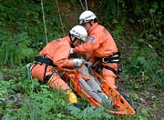  対岸の要救助者を担架に