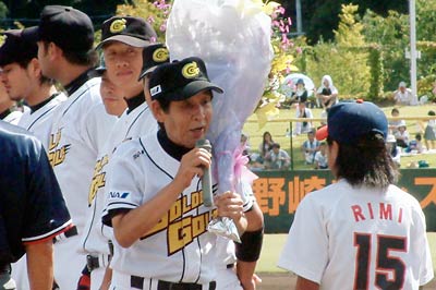 試合前に花束を受け取る茨城ゴールデンゴールズの萩本欽一監督