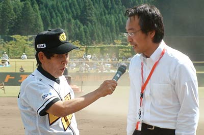 三条市の名水「千年悠水」をプレゼントして欽ちゃんと話す国定三条市長