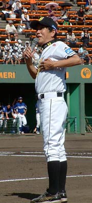 コーチャーズボックスでもマイクを握る欽ちゃん
