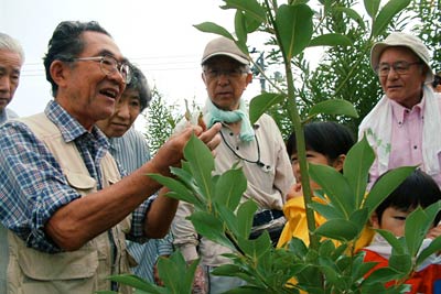 21日、三条高校「県民の森」の「バタフライガーデン」チョウの食餌木の植栽とチョウなど昆虫の観察会、説明する岩崎さん