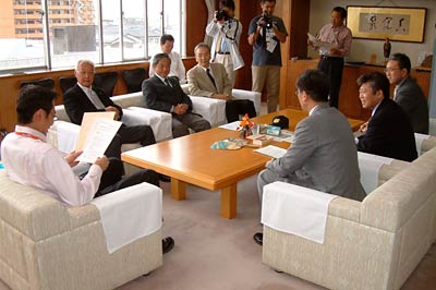国定三条市長を表敬訪問した「新潟県央工高野球部を甲子園に送る会」、左奥から、梨本事務局長、福山会長代行、川崎会長、市長。右奥から坂井校長、椿副会長、高橋副会長