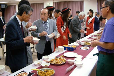 25日開かれた「マカロニ」新名物料理開発発表会