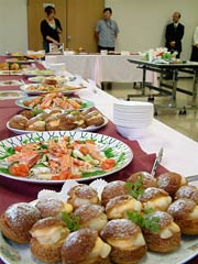 テーブルに並んだマカロニを使った料理
