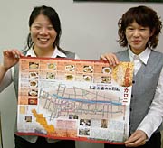 マップを手にPRする加茂商工会議所職員