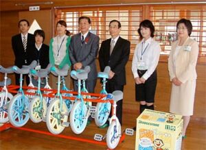 協栄信組が「しんくみピーターパン募金」で西燕児童館に一輪車12台を寄付