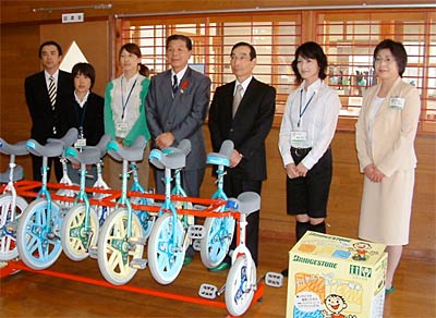 「しんくみピーターパン募金」で西燕児童館に一輪車12台を寄付した協栄信用組合の長谷川理事長や小林燕市長が記念撮影
