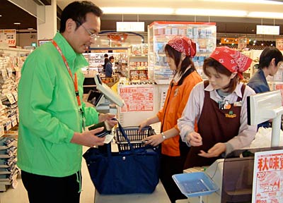 マイバッグ持参で買い物する国定三条市長