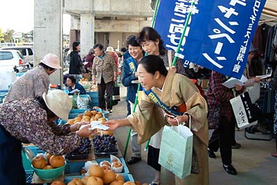 三条市の二七の定期市で「「ドメスティック・バイオレンス（DV）終結に向けての街頭キャンペーン」を行う国際ソロプチミスト新潟-茜
