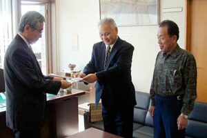 左から三条市社会福祉協議会音の小林事務局長、県央食品衛生協会三条支部の小栗支部長と皆川副支部長