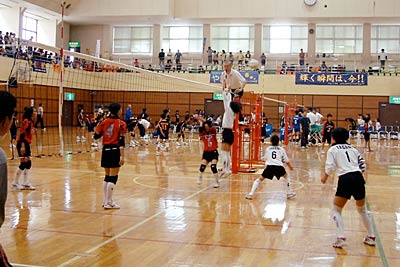 三条市総合体育館で開かれたすこやか北越銀行杯・第20回新潟県小学生バレーボール大会県央地区大会