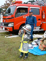 三条市消防本部も参加し、子ども用の防火衣を着て記念撮影