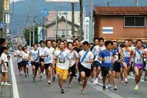 第4回市民駅伝競走大会に昨年より10チームも多い50チームが参加して秋空の下でたすきをつなぐ