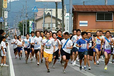 5日、三条市下田地区で開かれた第4回市民駅伝競走大会のスタート