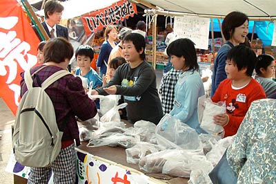 二七の定期市でサツマイモを販売する三条市飯田小3年生