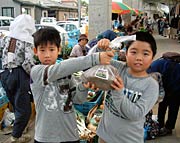 サツマイモを持って市場を売り歩く