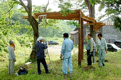 吉ヶ平山荘そばに6月に造ったツリーハウスの足場